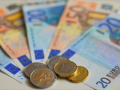 Euro falls amid bond-buying ruling